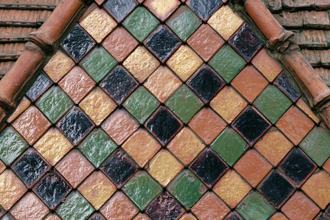 Toiture en tuiles vernissées polychromes disposées en losanges verts, ocre, noirs et dorés