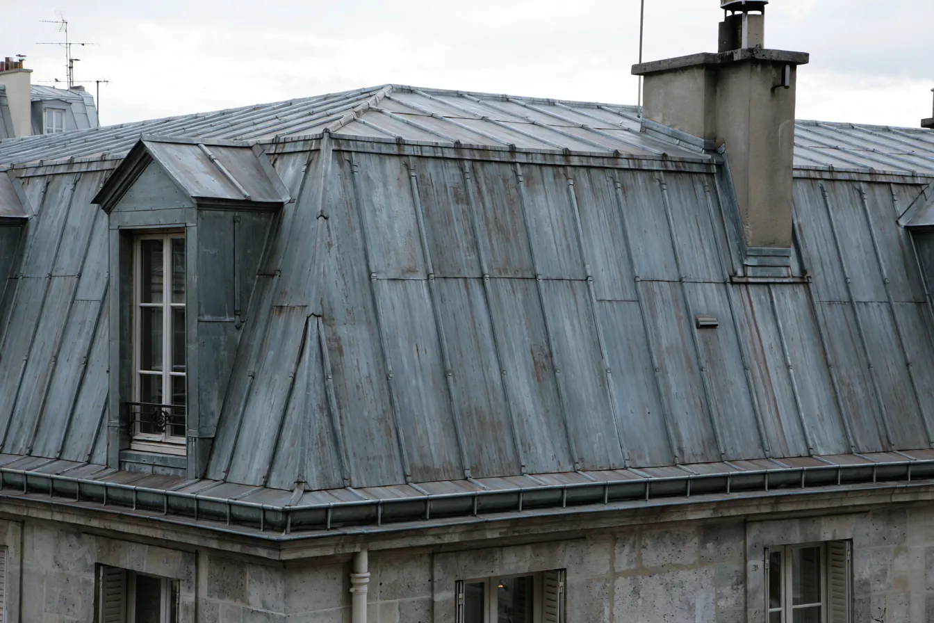 Toiture parisienne en zinc à joints debout, avec lucarne et souche de cheminée